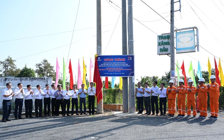 Công ty Điện lực Bến Tre tổ chức Lễ gắn biển công trình chuyển đổi số hệ thống đo đếm điện năng