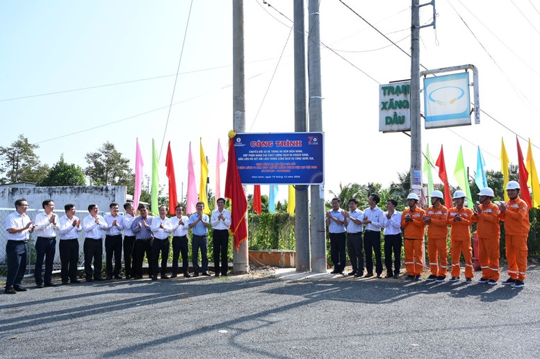 Công ty Điện lực Bến Tre tổ chức Lễ gắn biển công trình chuyển đổi số hệ thống đo đếm điện năng- Ảnh 1.