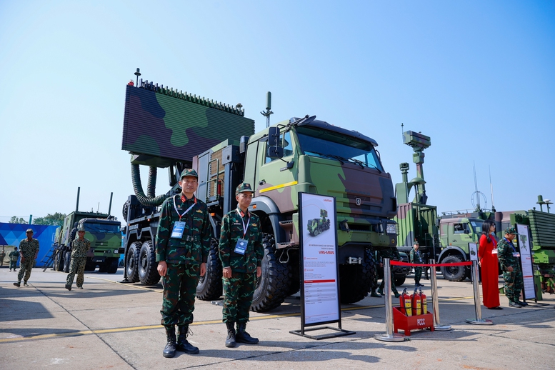 Mãn nhãn với màn bay chào mừng của 'hổ mang chúa' Su-30MK2 tại Triển lãm Quốc phòng quốc tế Việt Nam 2024- Ảnh 9.