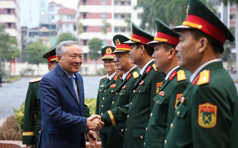 Phó Thủ tướng Thường trực Chính phủ Nguyễn Hòa Bình thăm và làm việc tại Binh chủng Pháo binh