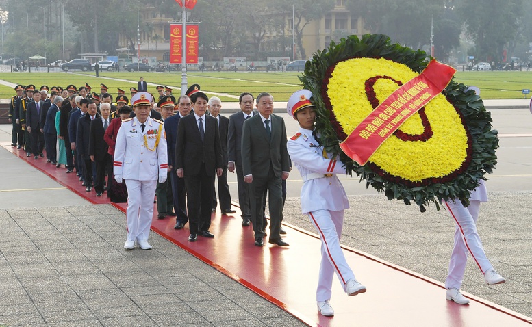 Lãnh đạo Đảng và Nhà nước viếng Chủ tịch Hồ Chí Minh nhân kỷ niệm 80 năm QĐND Việt Nam- Ảnh 1.