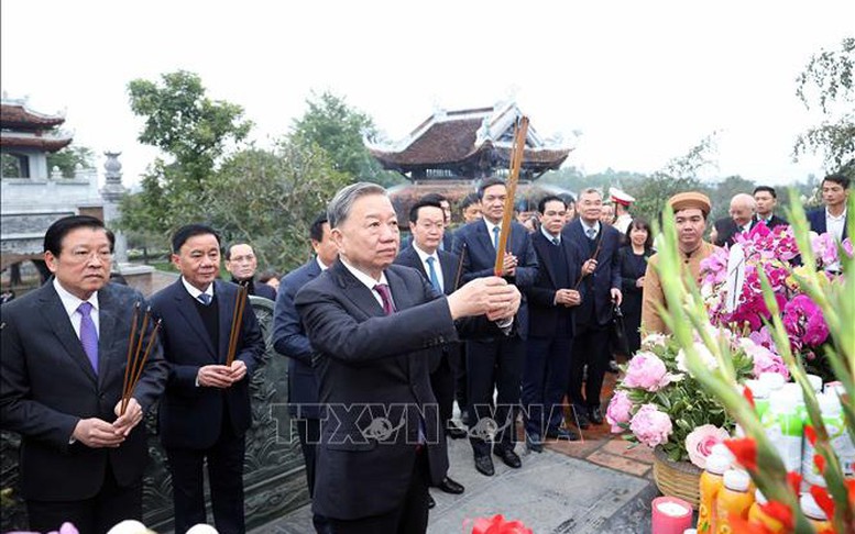 Tổng Bí thư Tô Lâm dâng hương tưởng niệm Chủ tịch Hồ Chí Minh tại Nghệ An