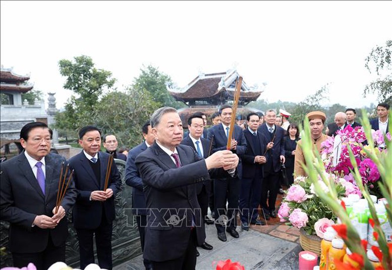 Tổng Bí thư Tô Lâm dâng hương tưởng niệm Chủ tịch Hồ Chí Minh tại Nghệ An- Ảnh 2.