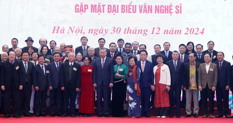 Sứ mệnh cao cả nhất của văn nghệ sĩ cách mạng là kiến tạo nhân cách văn hóa, xây dựng con người XHCN- Ảnh 5. Sứ mệnh cao cả nhất của văn nghệ sĩ cách mạng là kiến tạo nhân cách văn hóa, xây dựng con người XHCN- Ảnh 5.