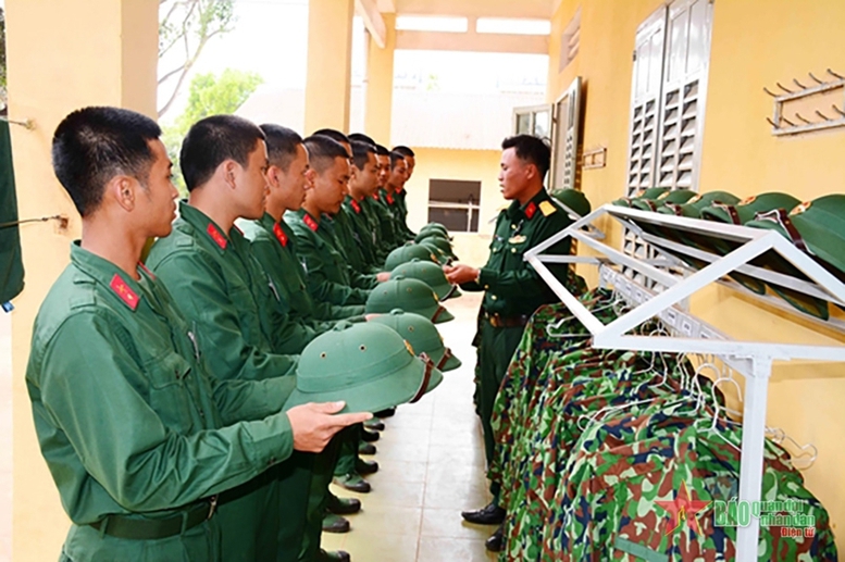 Đề xuất chế độ với sĩ quan tại ngũ thôi phục vụ, hy sinh, chuyển sang quân nhân chuyên nghiệp, công chức quốc phòng- Ảnh 1.