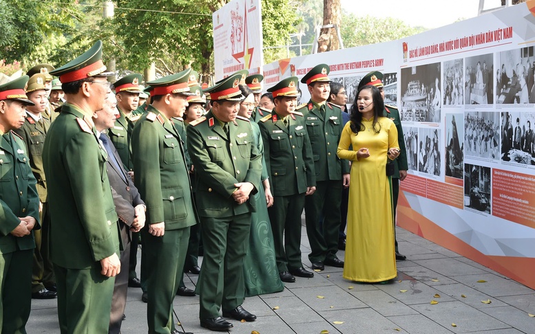 Lần đầu tiên giới thiệu nhiều bức ảnh tư liệu quý về Bác Hồ với Quân đội nhân dân Việt Nam