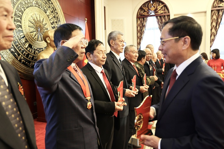 Phó Thủ tướng Bùi Thanh Sơn thăm hỏi, tri ân các cựu chiến binh, chuyên gia Trung Quốc tham gia giúp Cách mạng Việt Nam- Ảnh 7.