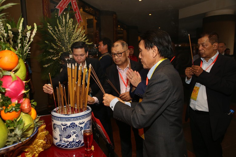 Đoàn đại biểu kiều bào dâng hương tưởng niệm vua Hùng và trải nghiệm tuyến Metro số 1 TPHCM- Ảnh 2.