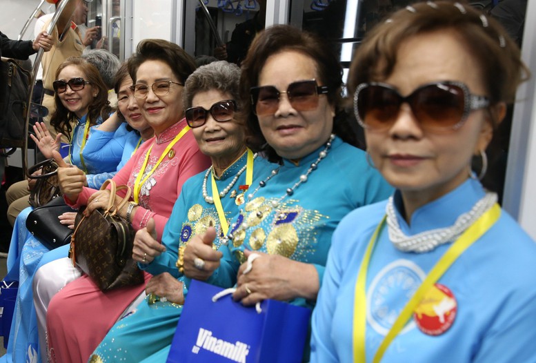 Đoàn đại biểu kiều bào dâng hương tưởng niệm vua Hùng và trải nghiệm tuyến Metro số 1 TPHCM- Ảnh 6.