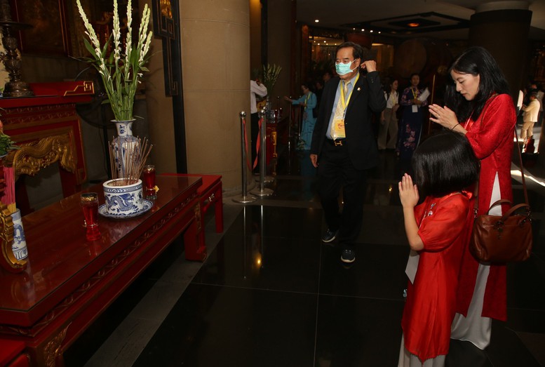 Đoàn đại biểu kiều bào dâng hương tưởng niệm vua Hùng và trải nghiệm tuyến Metro số 1 TPHCM- Ảnh 3.