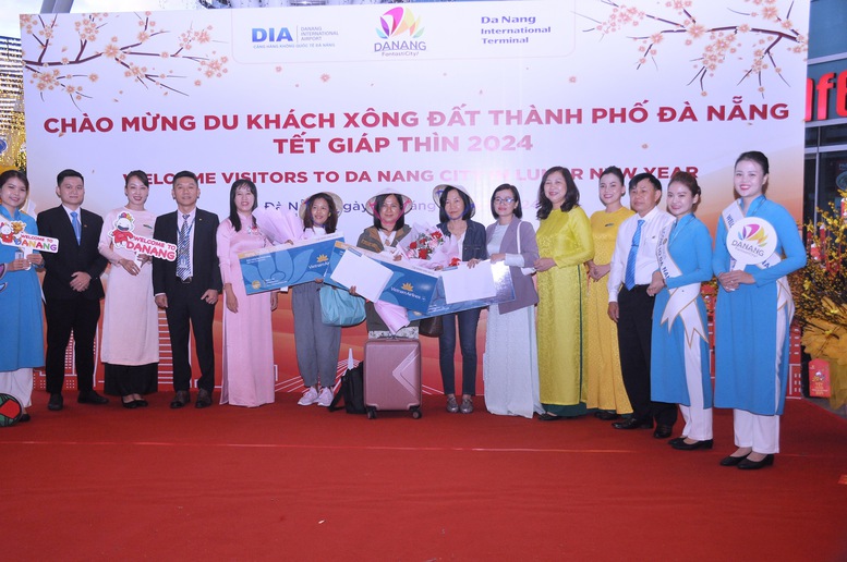 Nhộn nhịp du khách 'xông đất' Đà Nẵng- Ảnh 2.