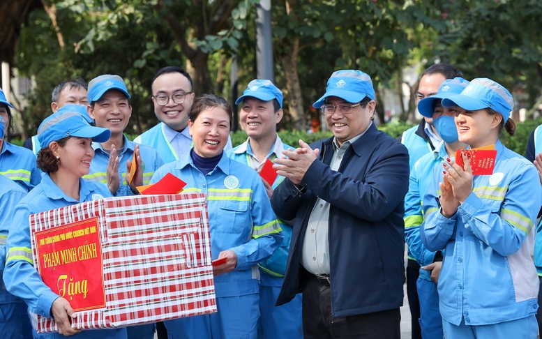 Thủ tướng thăm, tặng quà người lao động làm việc xuyên Tết