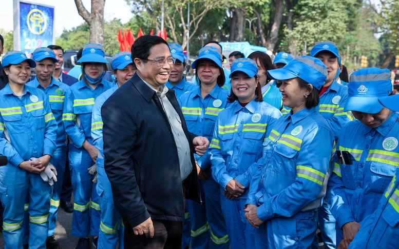 Thủ tướng kiểm tra, động viên người lao động làm việc xuyên Tết tại các công trình trọng điểm