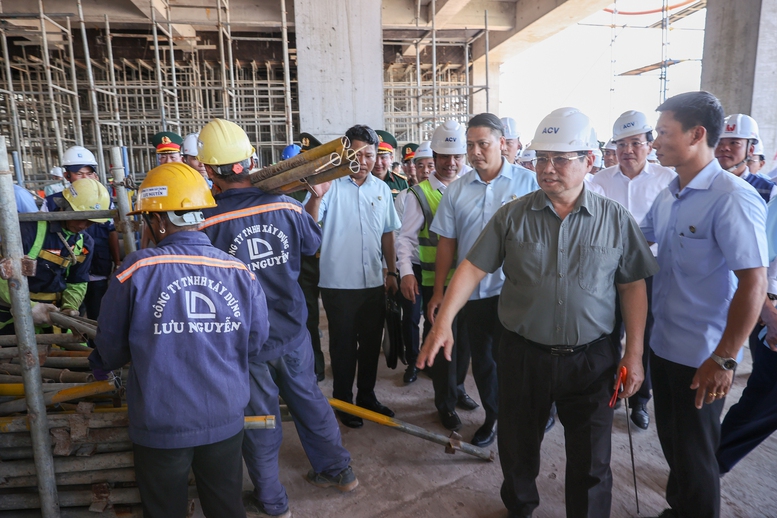 Thủ tướng kiểm tra, động viên người lao động làm việc xuyên Tết tại các công trình trọng điểm- Ảnh 14.