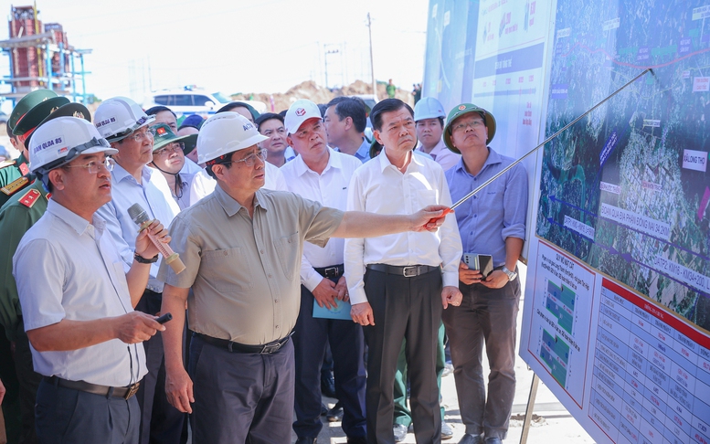 Thủ tướng kiểm tra hiện trường, thúc đẩy tiến độ 2 dự án cao tốc trọng điểm vùng Đông Nam Bộ