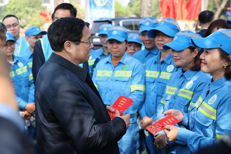 Thủ tướng Chính phủ kiểm tra tiến độ một số dự án giao thông, thăm, tặng quà người lao động làm việc xuyên Tết- Ảnh 2.
