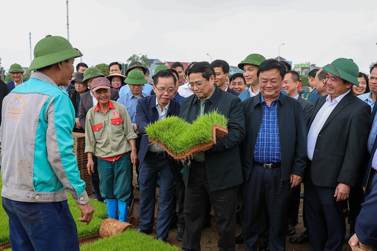 Thủ tướng thăm các mô hình sản xuất nông nghiệp, động viên nông dân tại Hải Dương- Ảnh 1.