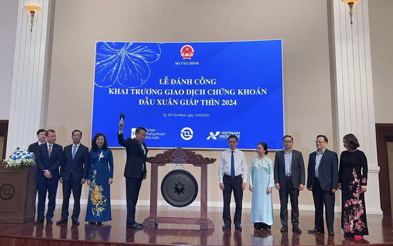 HoSE đánh cồng khai trương giao dịch đầu Xuân