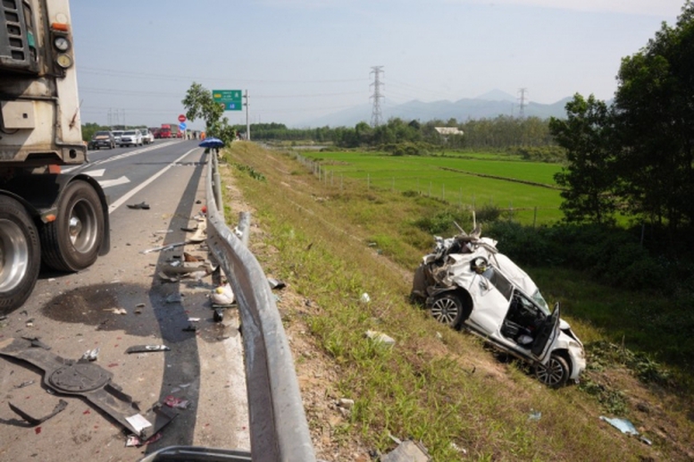 Thủ tướng yêu cầu khẩn trương làm rõ nguyên nhân tai nạn giao thông trên cao tốc Cam Lộ - La Sơn- Ảnh 1.