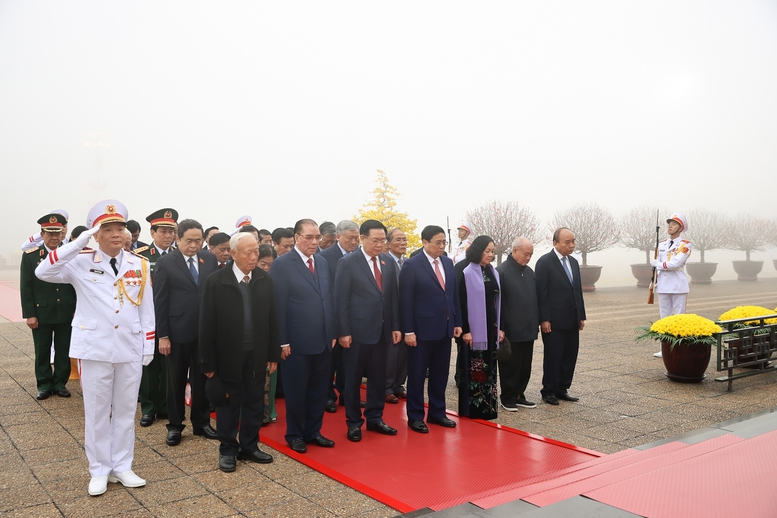 Lãnh đạo Đảng, Nhà nước vào Lăng viếng Chủ tịch Hồ Chí Minh nhân ngày thành lập Đảng- Ảnh 2.