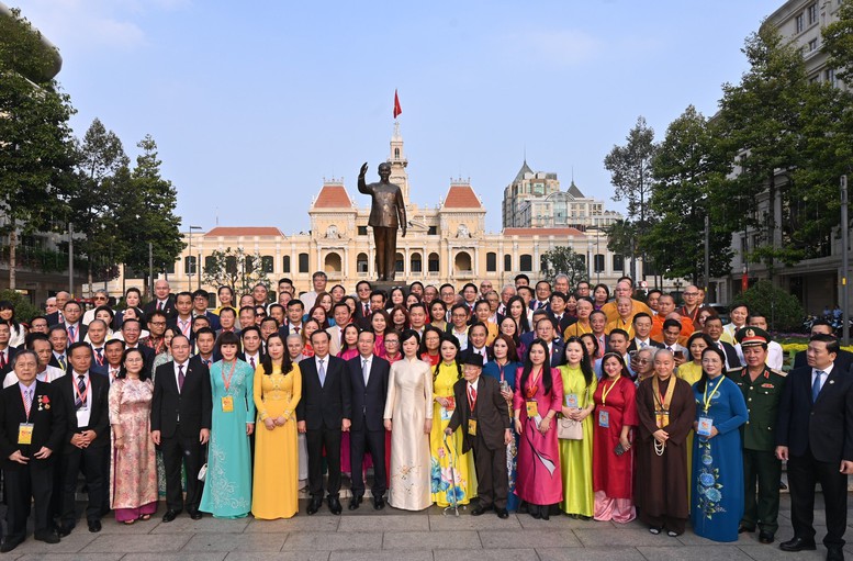 Chủ tịch nước Võ Văn Thưởng thực hiện nghi thức thả cá chép tiễn ông Công, ông Táo- Ảnh 6.