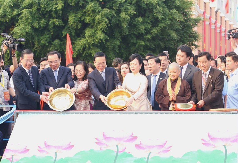 Chủ tịch nước Võ Văn Thưởng thực hiện nghi thức thả cá chép tiễn ông Công, ông Táo- Ảnh 1.