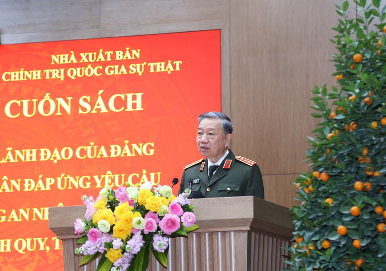 Ra mắt cuốn sách về đổi mới phương thức lãnh đạo đối với công an nhân dân- Ảnh 1.