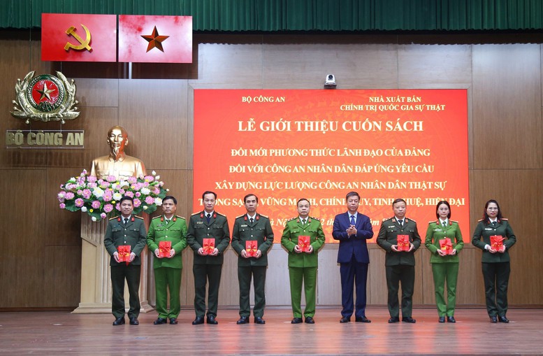 Ra mắt cuốn sách về đổi mới phương thức lãnh đạo đối với công an nhân dân- Ảnh 2.