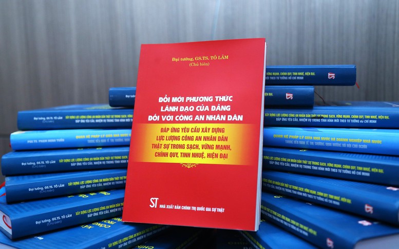 Ra mắt cuốn sách về đổi mới phương thức lãnh đạo đối với công an nhân dân