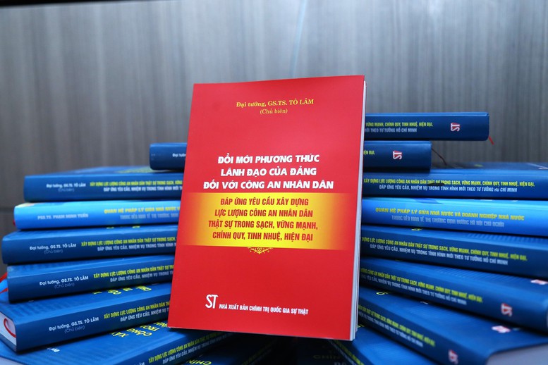 Ra mắt cuốn sách về đổi mới phương thức lãnh đạo đối với công an nhân dân- Ảnh 3.