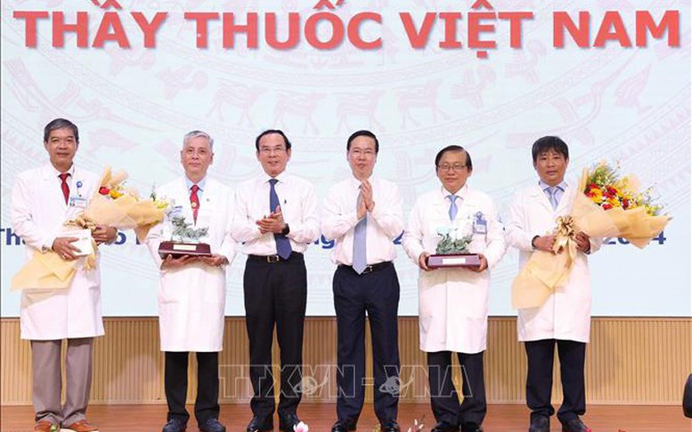 Chủ tịch nước Võ Văn Thưởng thăm, động viên y, bác sĩ Bệnh viện Nhi đồng 1