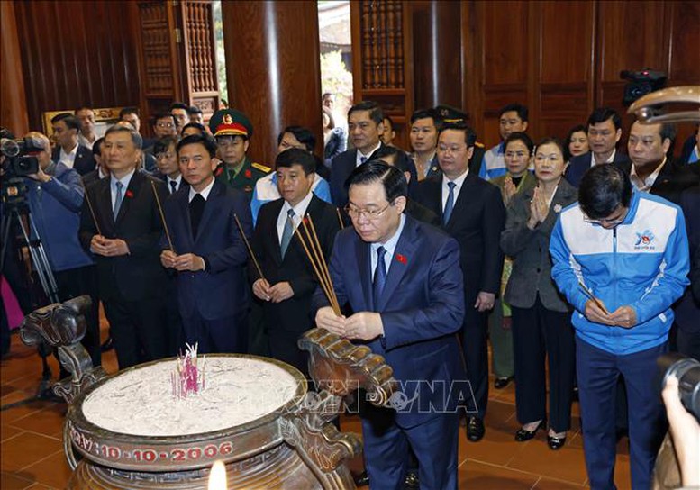 Chủ tịch Quốc hội Vương Đình Huệ dâng hương tại Khu Di tích quốc gia đặc biệt Kim Liên, Khu Di tích lịch sử quốc gia Truông Bồn- Ảnh 1.