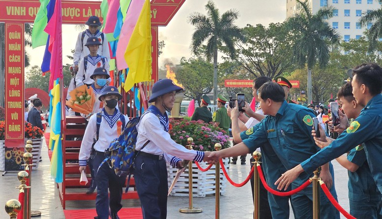 Thanh niên trên địa bàn Quân khu 5 hăng hái tòng quân- Ảnh 3.