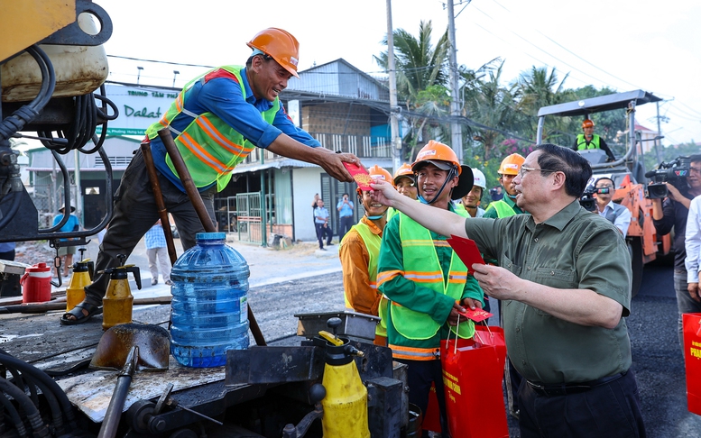 Thủ tướng thăm, tặng quà Tết công nhân, chiến sĩ công an, quân đội