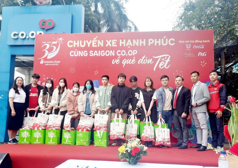 'Chuyến xe hạnh phúc' của Saigon Co.op đưa 900 người dân về quê đón Tết- Ảnh 1.