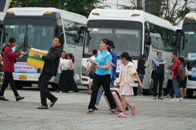 Niềm vui trên những chuyến xe công đoàn cuối năm- Ảnh 2.