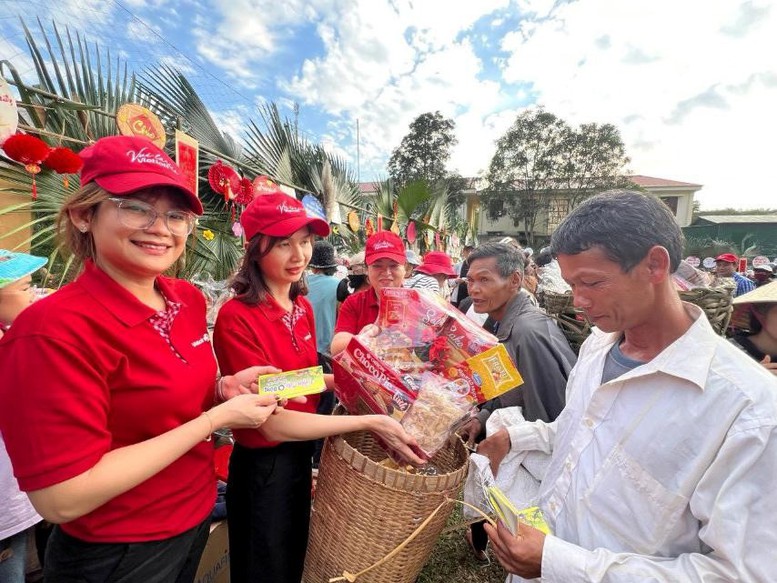 Vietlott sẻ chia niềm vui Tết Giáp Thìn đến người dân có hoàn cảnh khó khăn- Ảnh 4.