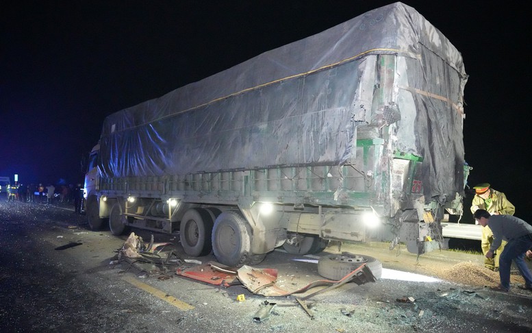 Khắc phục hậu quả vụ tai nạn nghiêm trọng trên cao tốc Cam Lộ-La Sơn