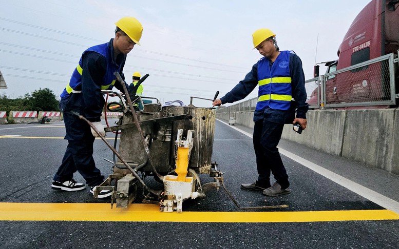 Thi công bổ sung đinh phản quang, biển báo cao tốc Cam Lộ - La Sơn