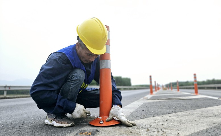 Thi công bổ sung đinh phản quang, biển báo cao tốc Cam Lộ - La Sơn- Ảnh 2.