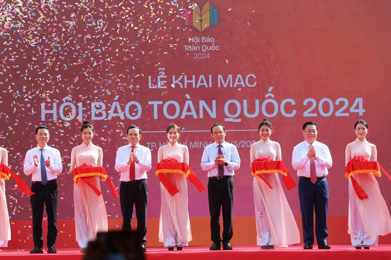 Khai mạc hội Báo toàn quốc 2024, 'hoa trăm miền' tụ hội tại Thành phố mang tên Bác- Ảnh 1.