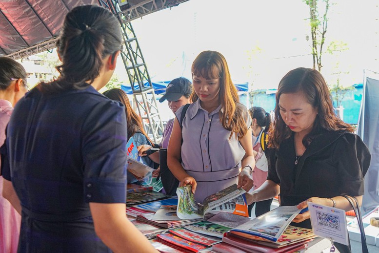 Nhiều sinh viên đến học tập, trải nghiệm tại Hội Báo Toàn quốc 2024- Ảnh 2.