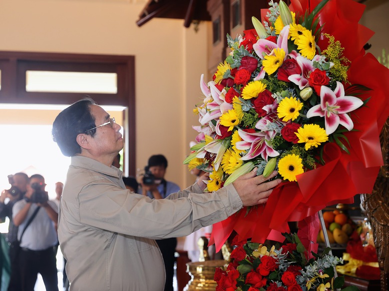 Thủ tướng dâng hương tưởng nhớ hai cố Thủ tướng và Anh hùng dân tộc Trương Định- Ảnh 3.