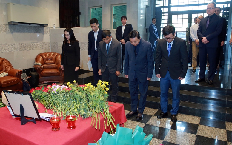 Phó Thủ tướng Trần Hồng Hà ghi sổ tang chia buồn tại Đại sứ quán Nga- Ảnh 1.