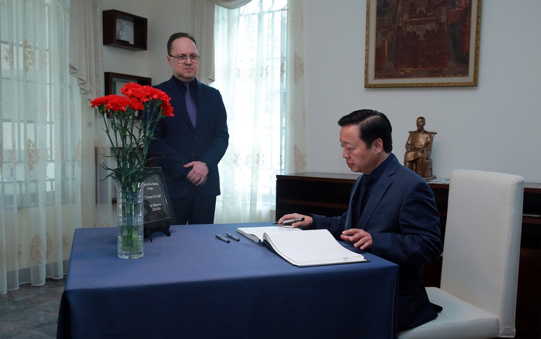 Phó Thủ tướng Trần Hồng Hà ghi sổ tang chia buồn tại Đại sứ quán Nga- Ảnh 2.