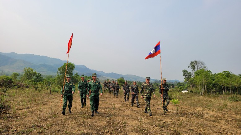 Tuần tra song phương tuyến biên giới Việt Nam-Lào- Ảnh 2.