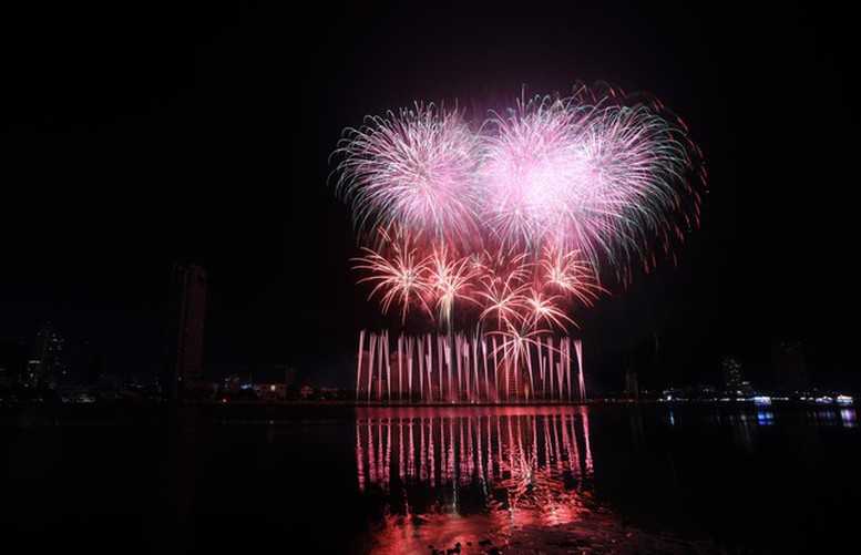 Lễ hội pháo hoa quốc tế Đà Nẵng 2024 với chủ đề 'Kết nối toàn cầu - Rạng rỡ năm châu'- Ảnh 1.