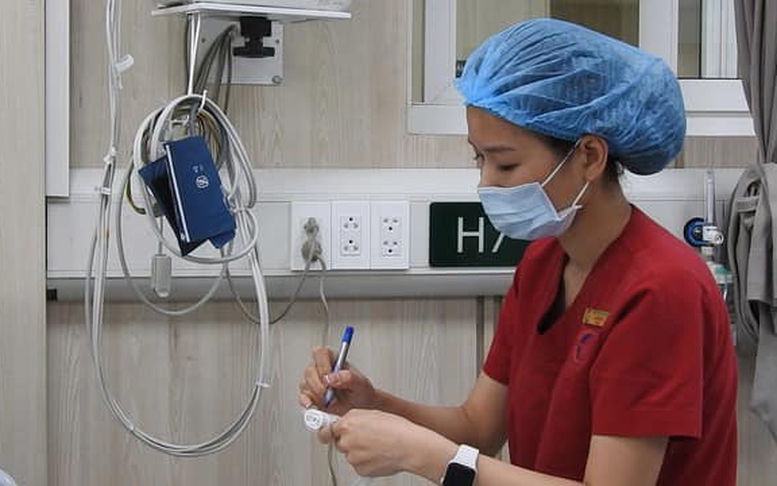Tặng Bằng khen cho nữ điều dưỡng cấp cứu du khách nước ngoài