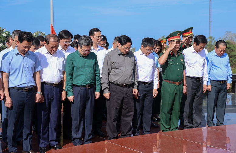 Thủ tướng kiểm tra công trình xây dựng tượng đài Chủ tịch Hồ Chí Minh và viếng Nghĩa trang Liệt sĩ tại Phú Quốc- Ảnh 2.
