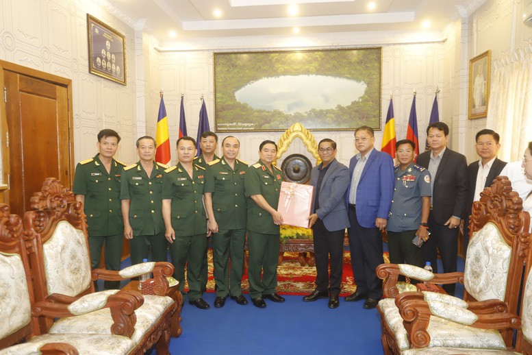 Quân khu 5 thăm, chúc Tết cổ truyền Chol Chnam Thmay tại Campuchia- Ảnh 1.